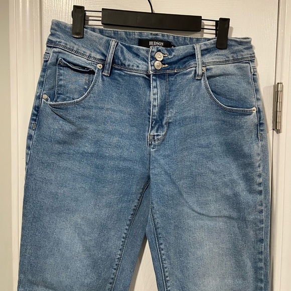 Hudson Size 8 Medium Wash Straight Leg Button Back Pockets Denim Stretch Jeans - Picture 2 of 12